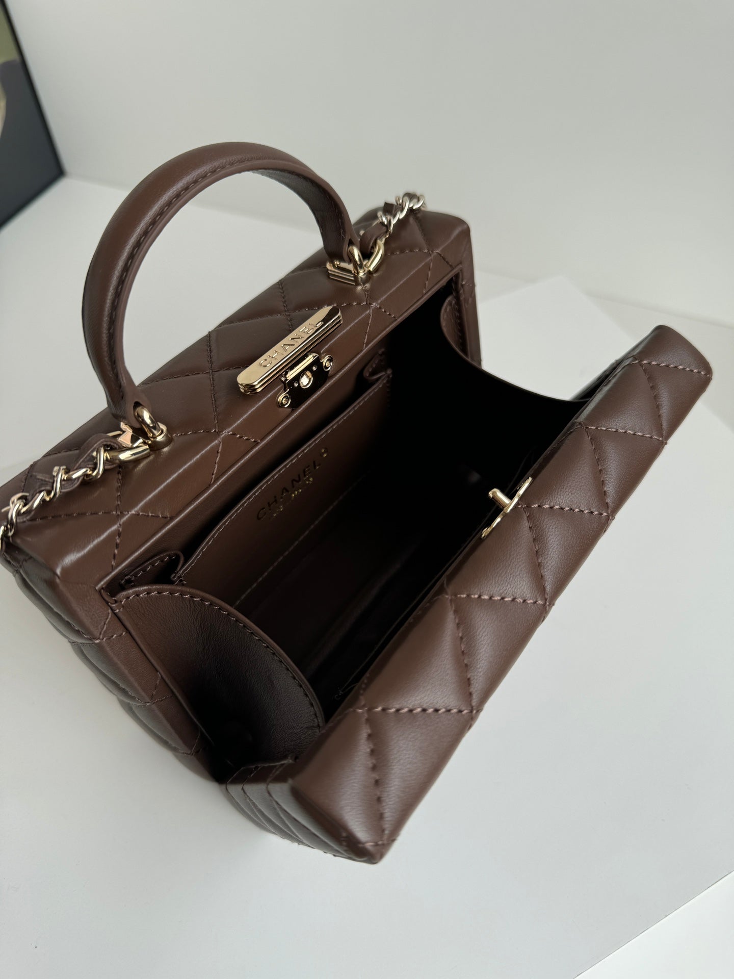 SMALL BOX BAG 18 IN CHOCOLATE LAMBSKIN GOLD HARDWARE