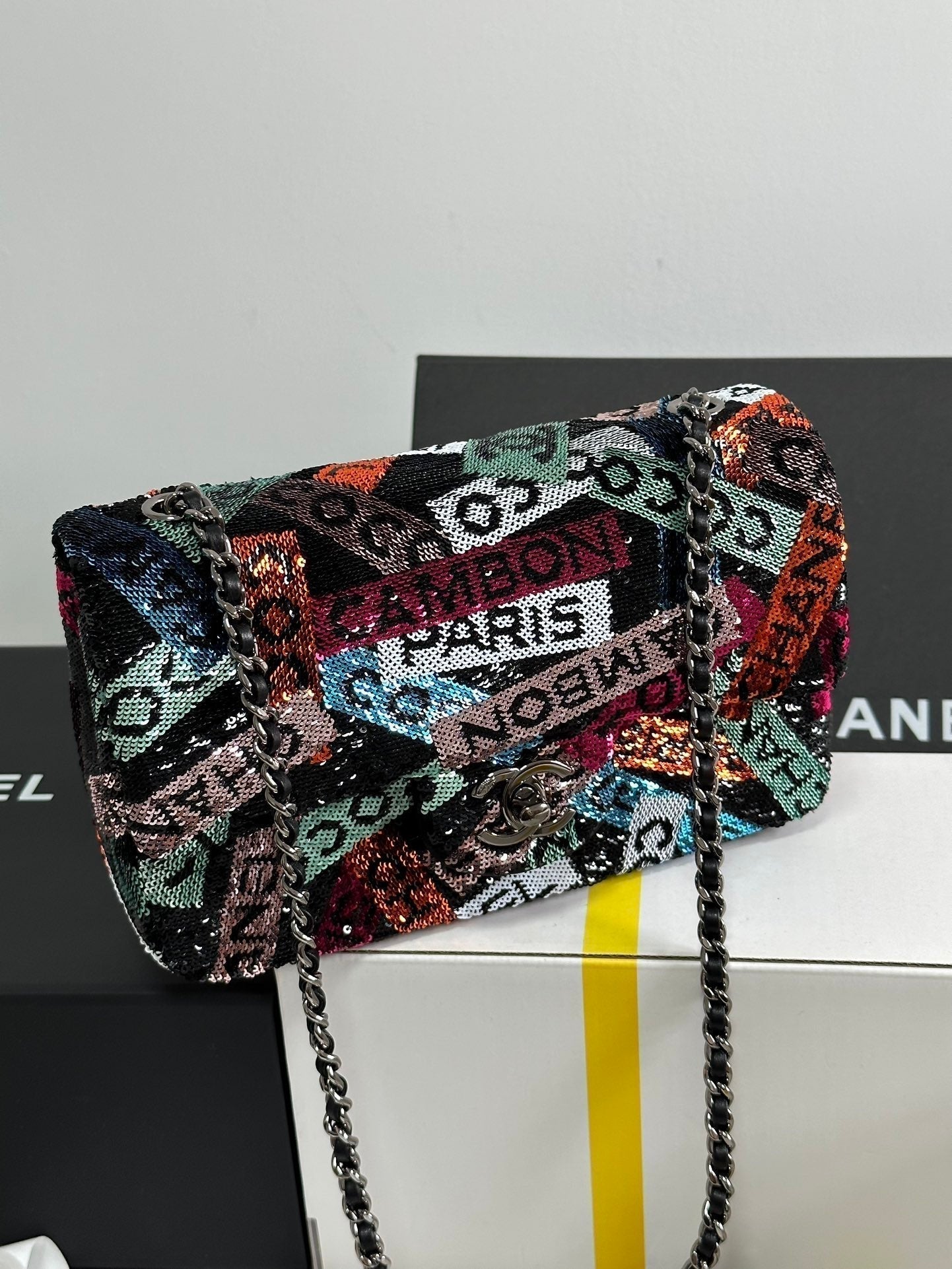 CC MEDIUM 20 CLUTCH IN COLORFUL SEQUINS