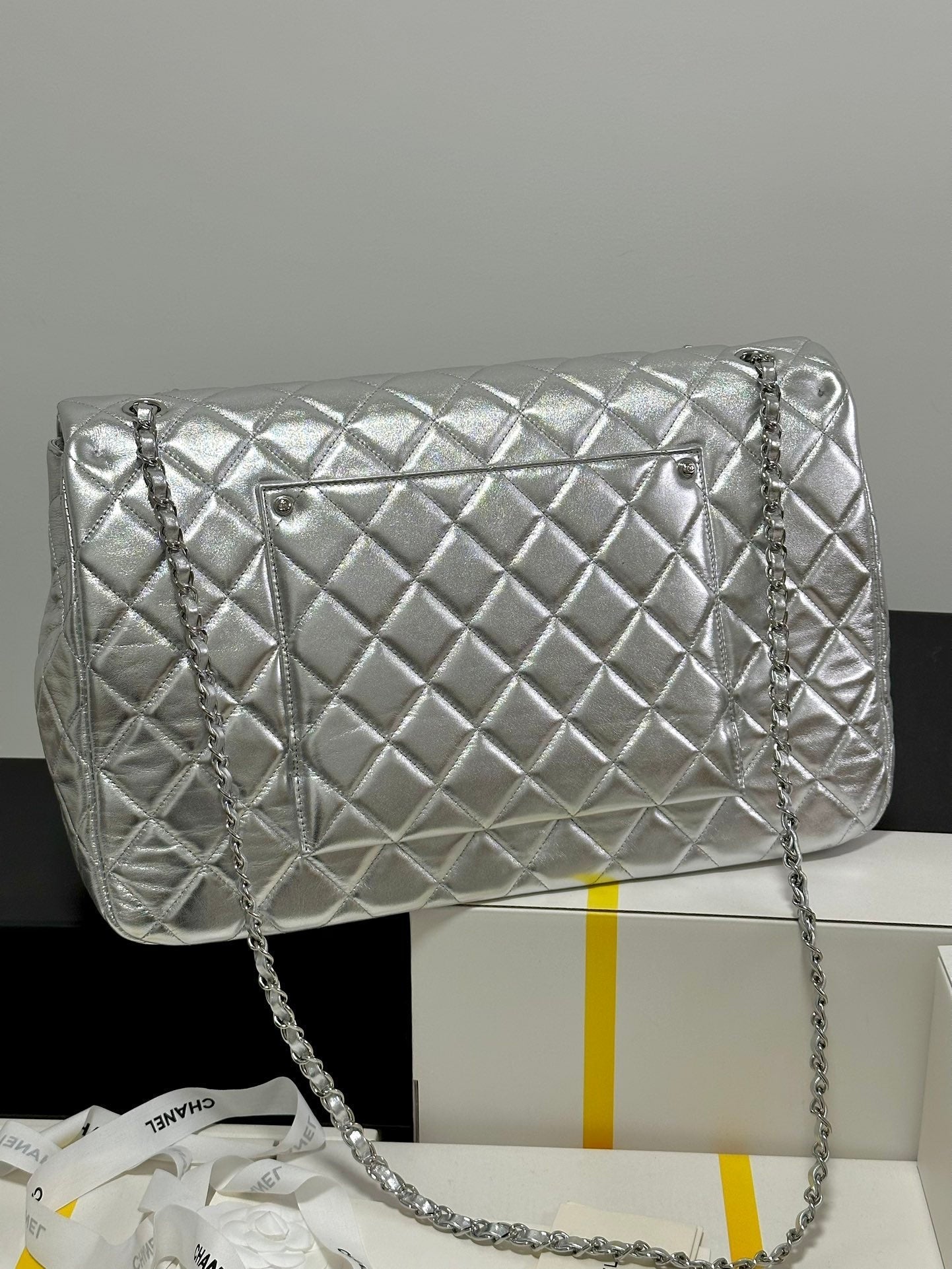 CC MEDIUM 40 CLASSIC DOUBLE FLAP SHOULDER BAG IN SILVER LAMBSKIN