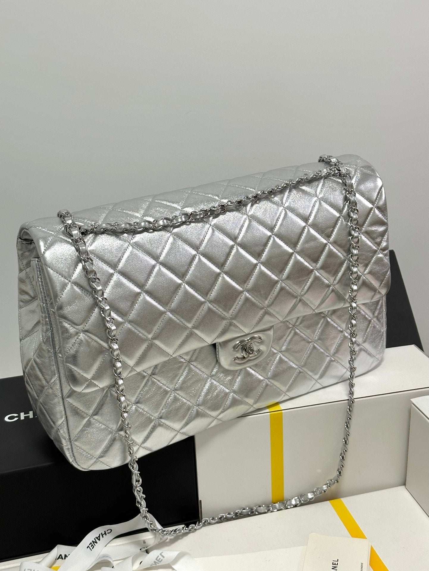 CC MEDIUM 40 CLASSIC DOUBLE FLAP SHOULDER BAG IN SILVER LAMBSKIN