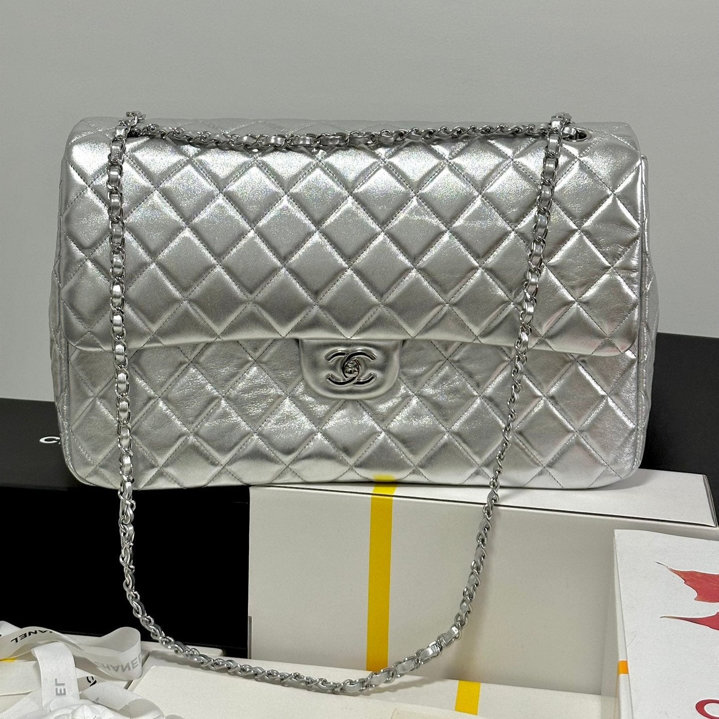 CC MEDIUM 40 CLASSIC DOUBLE FLAP SHOULDER BAG IN SILVER LAMBSKIN