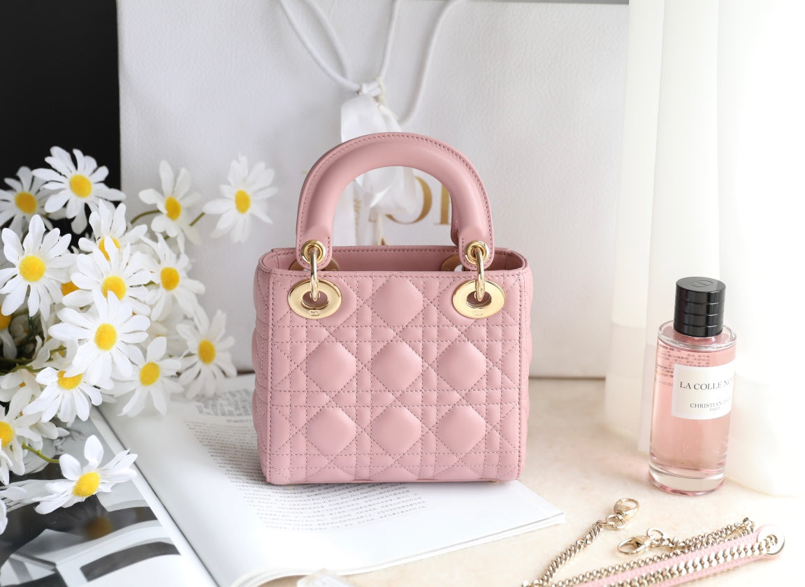 LADY 17 IN LIGHT PINK LAMBSKIN WITH CANNAGE PATTERN