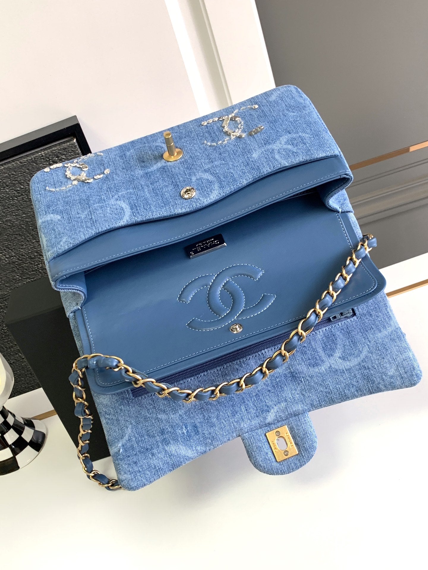 CC 25 FLAP BAG IN LIGHT BLUE DENIM WITH STRAP