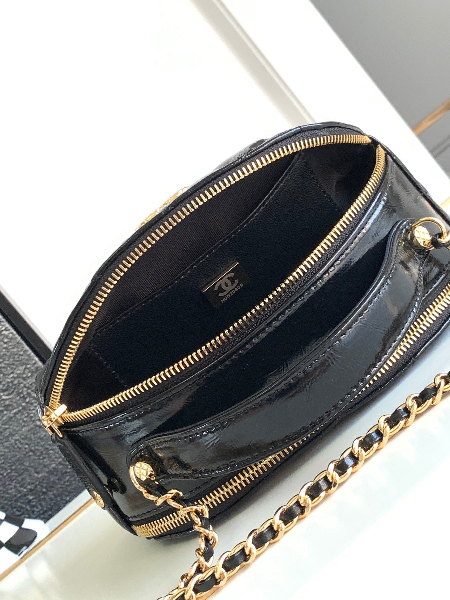 CC CLASSIC MINI 20 CLUTCH WITH STRAP IN GLOSSY BLACK CALFSKIN