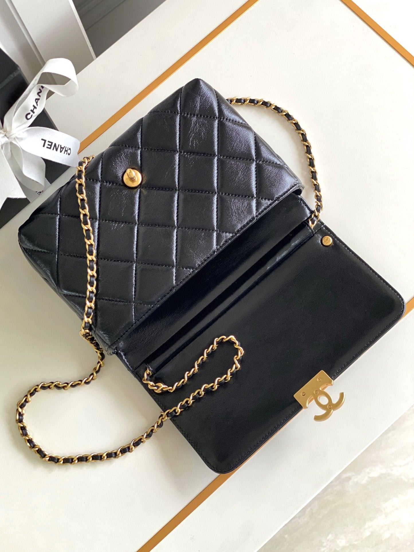 CC MEDIUM 22 FLAP BAG IN BLACK LAMBSKIN GOLD HARDWARE