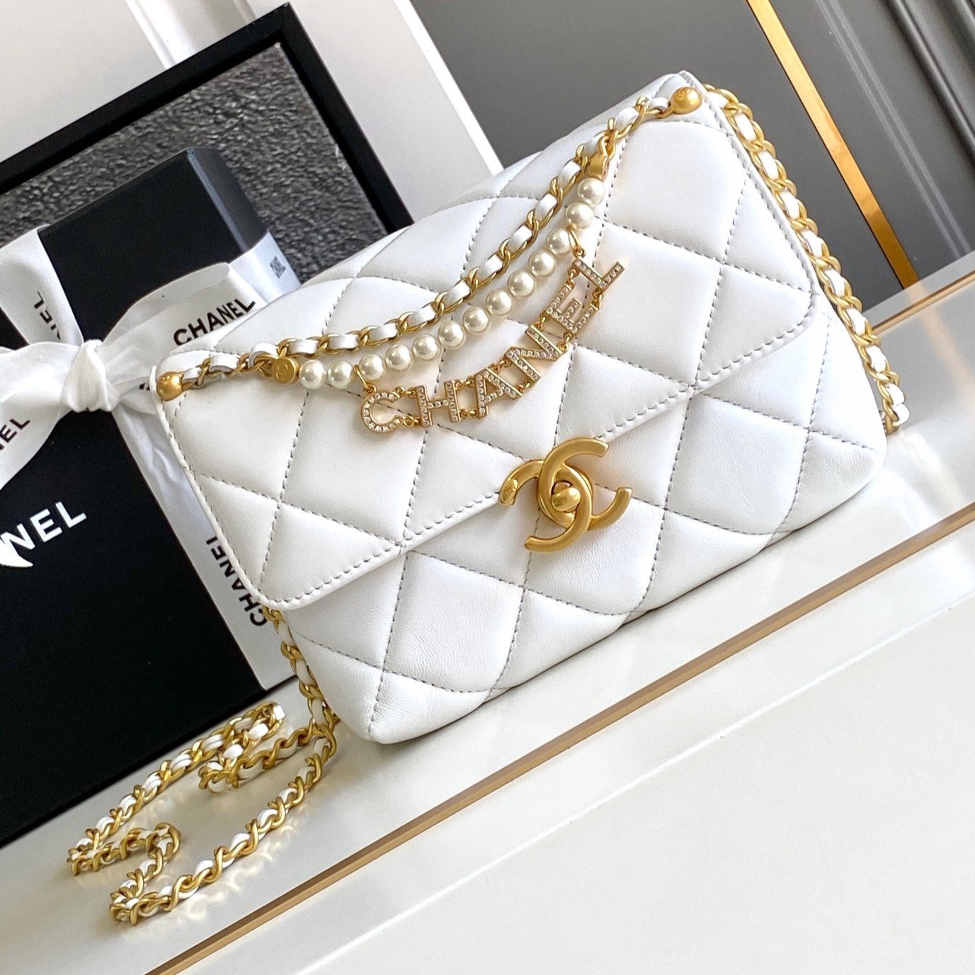 CC MINI 20 FLAP BAG IN WHITE LAMBSKIN GOLD HARDWARE