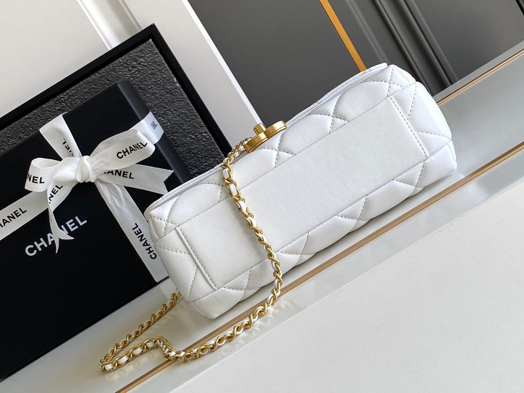 CC MEDIUM 22 FLAP BAG IN WHITE LAMBSKIN GOLD HARDWARE