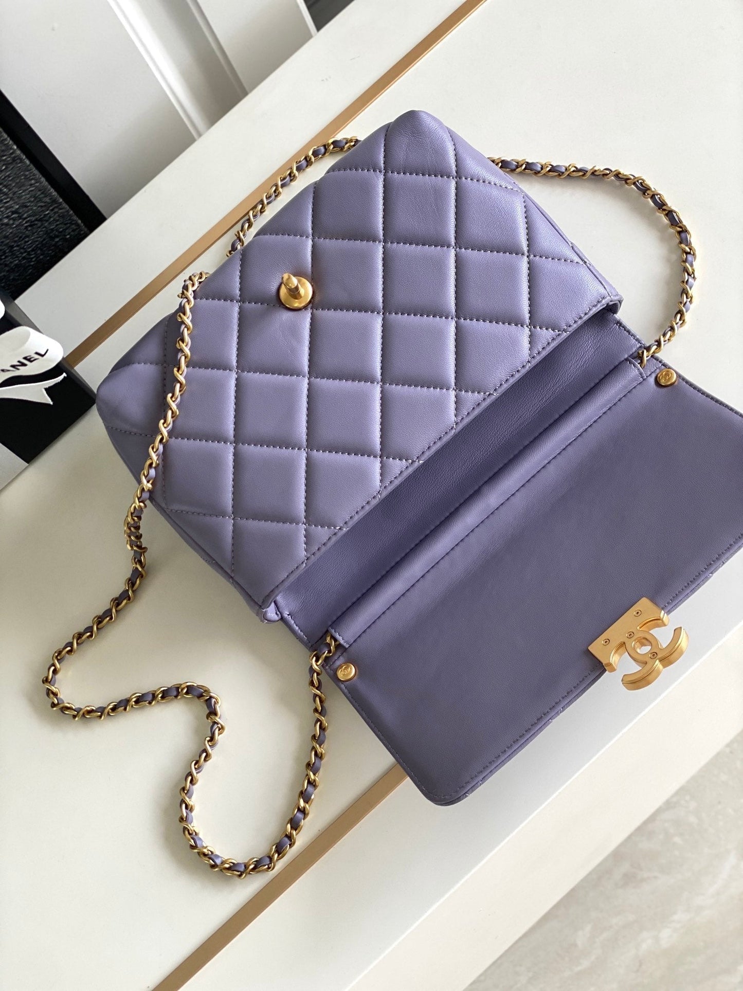 CC MEDIUM 22 FLAP BAG IN LIGHT PURPLE LAMBSKIN GOLD HARDWARE