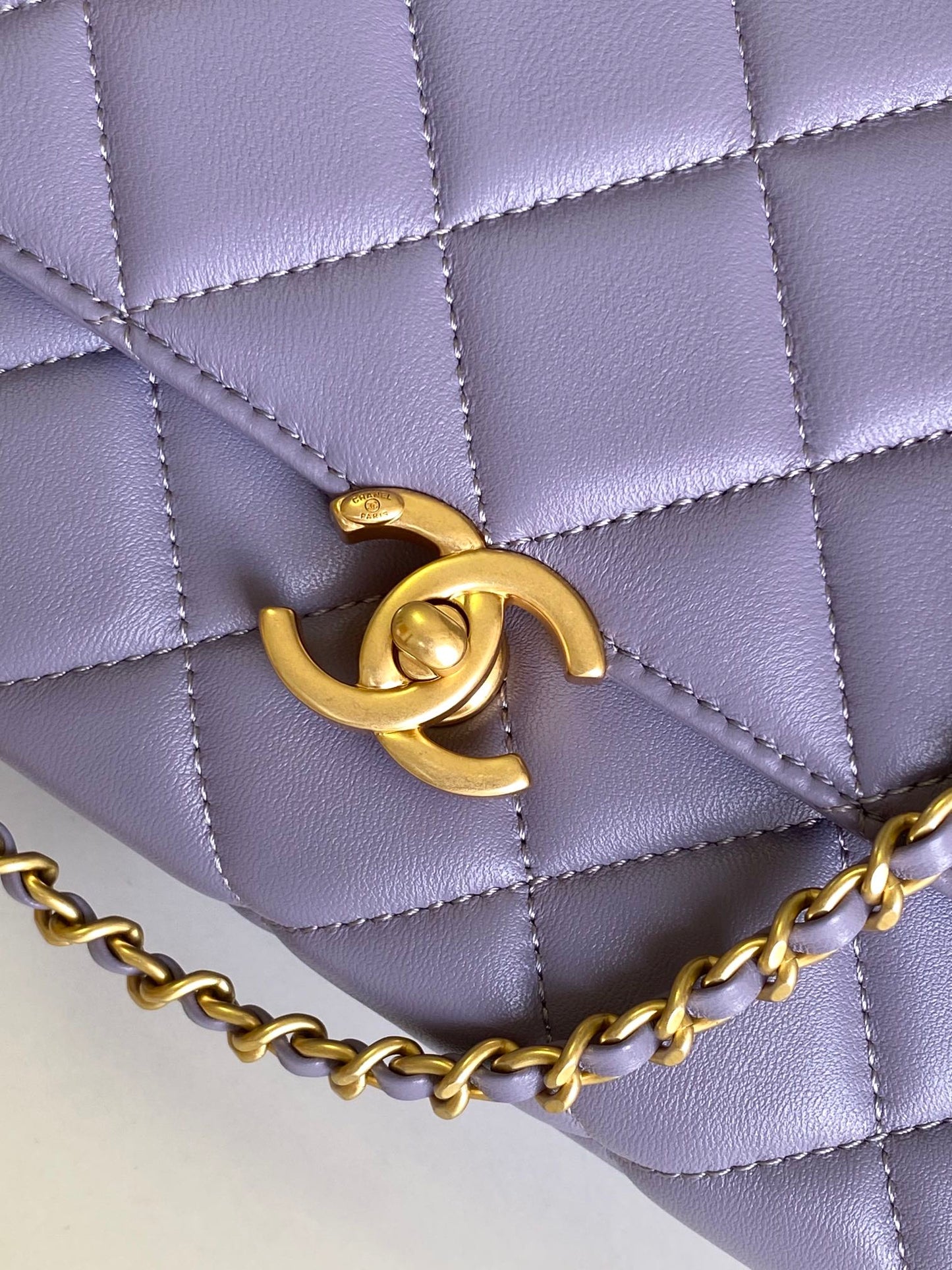 CC MEDIUM 22 FLAP BAG IN LIGHT PURPLE LAMBSKIN GOLD HARDWARE