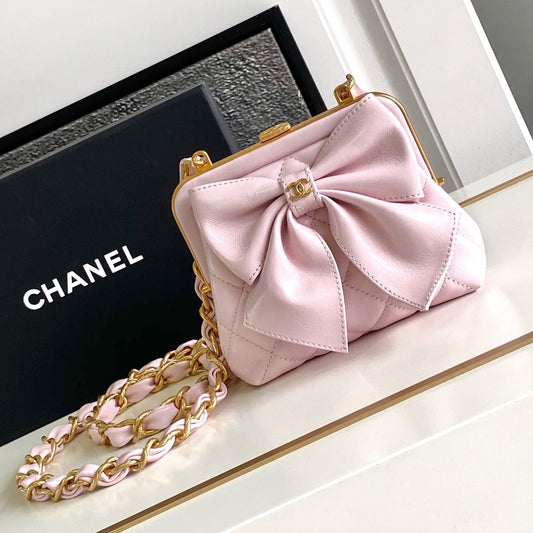 CC MINI 13 CLUTCH WITH STRAP IN LIGHT PINK LAMBSKIN ATTACH BOW