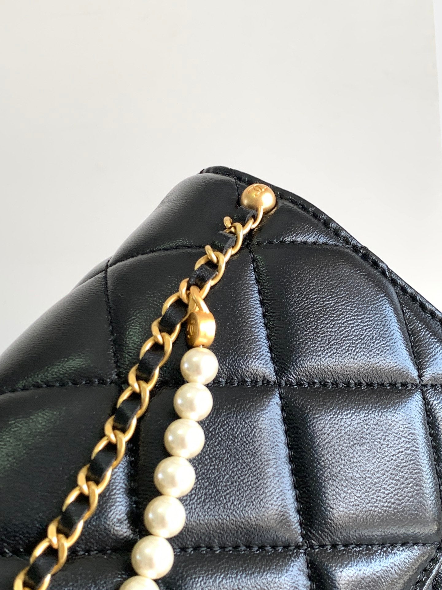 CC MEDIUM 27 CLASSIC FLAP BAG IN BLACK CALFSKIN WITH PEARL CHAIN