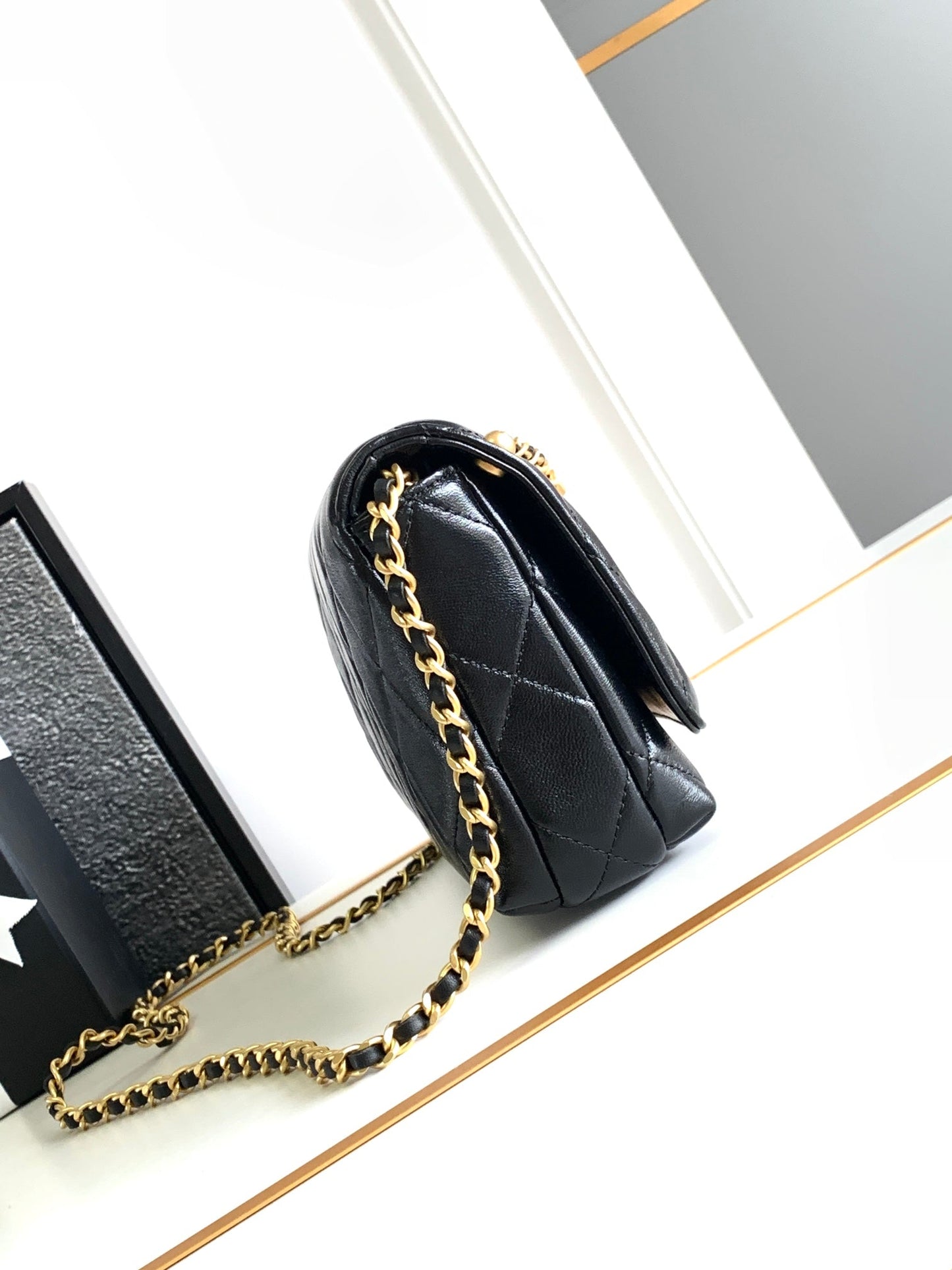 CC MEDIUM 27 CLASSIC FLAP BAG IN BLACK CALFSKIN WITH PEARL CHAIN