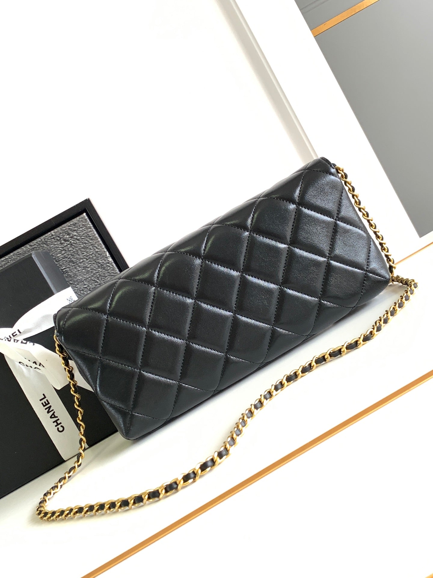 CC MEDIUM 27 CLASSIC FLAP BAG IN BLACK CALFSKIN WITH PEARL CHAIN