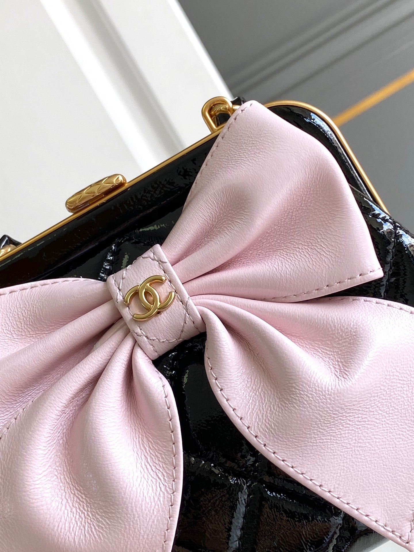 CC MINI 13 CLUTCH WITH STRAP IN BLACK LAMBSKIN AND PINK BOW