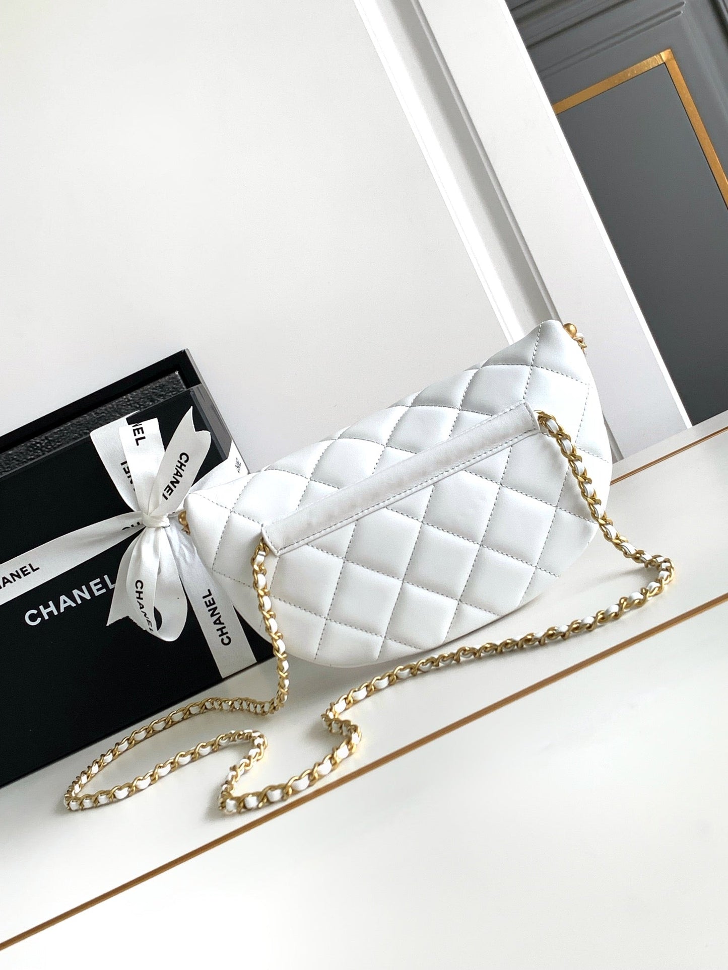 CC WAIST 24 BAG IN WHITE CALFSKIN WITH PEARL CHAIN AND GOLD HARDWARE