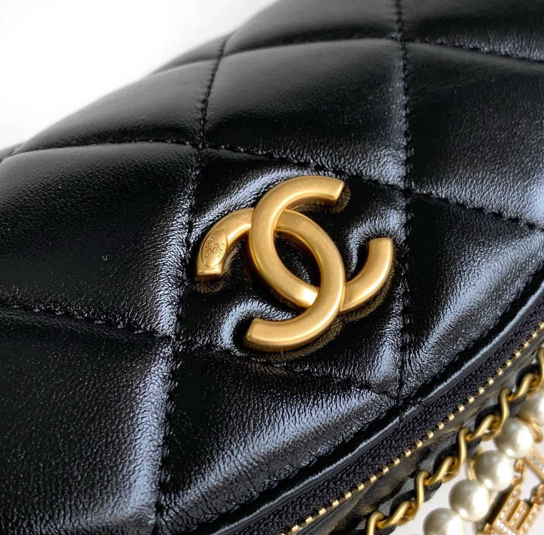 CC WAIST 24 BAG IN BLACK CALFSKIN WITH PEARL CHAIN AND GOLD HARDWARE