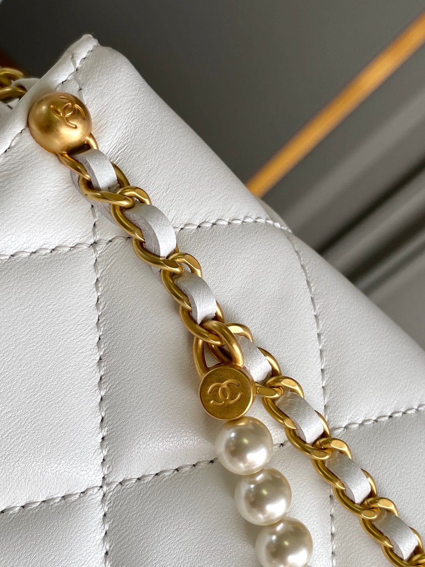 CC MEDIUM 27 CLASSIC FLAP BAG IN WHITE CALFSKIN WITH PEARL CHAIN