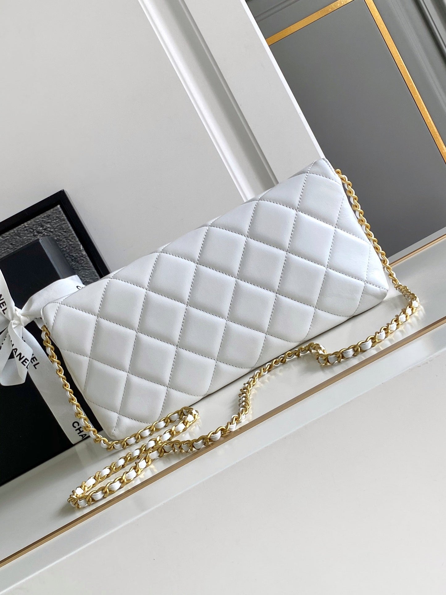 CC MEDIUM 27 CLASSIC FLAP BAG IN WHITE CALFSKIN WITH PEARL CHAIN