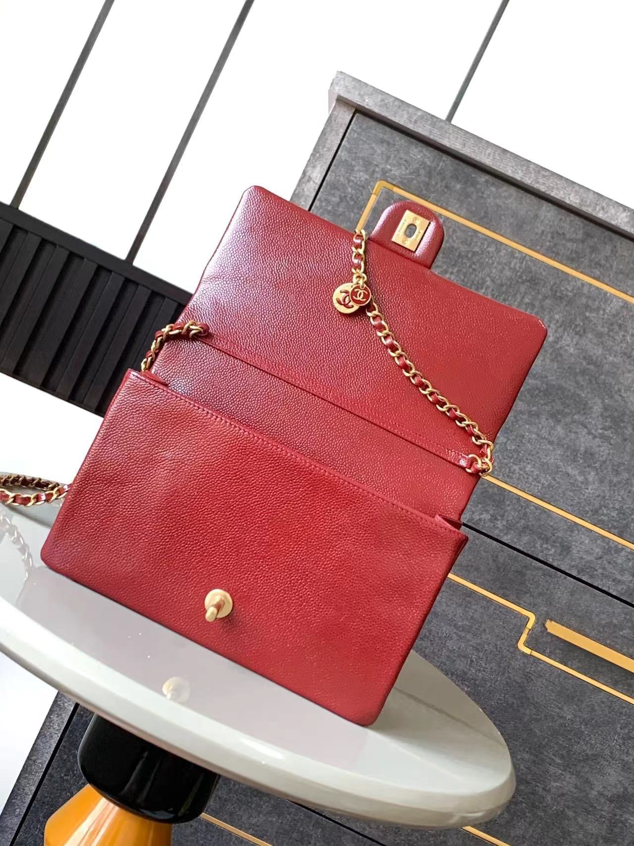 CLASSIC FLAP BAG 22 IN APPLE RED CALFSKIN GOLD HARDWARE