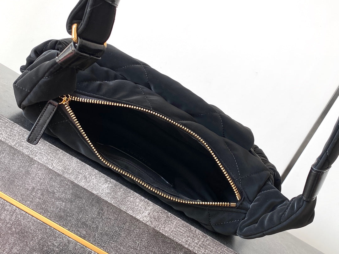 HOBO BAG 32 IN BLACK NYLON WITH GOLD METAL