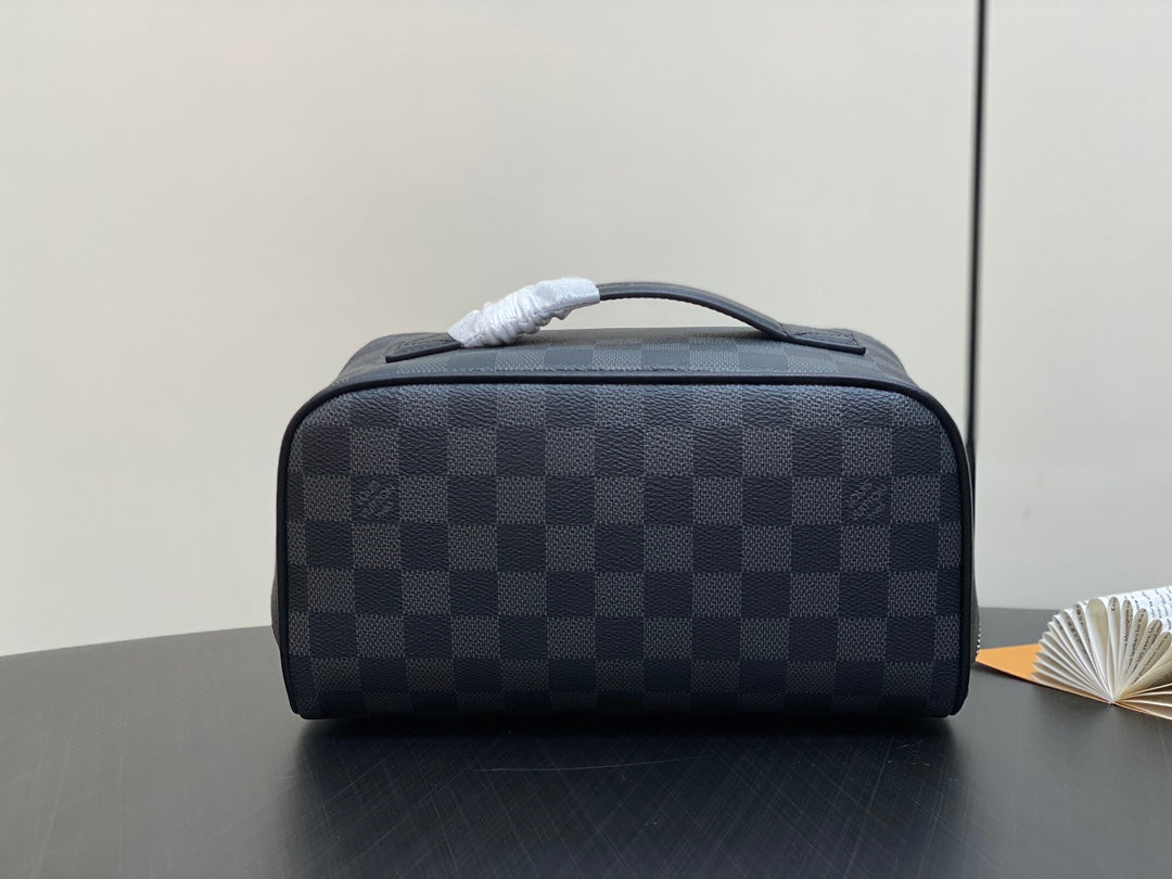 TOILETRY BAG 24 IN BLACK DAMIER GRAPHITE CANVAS