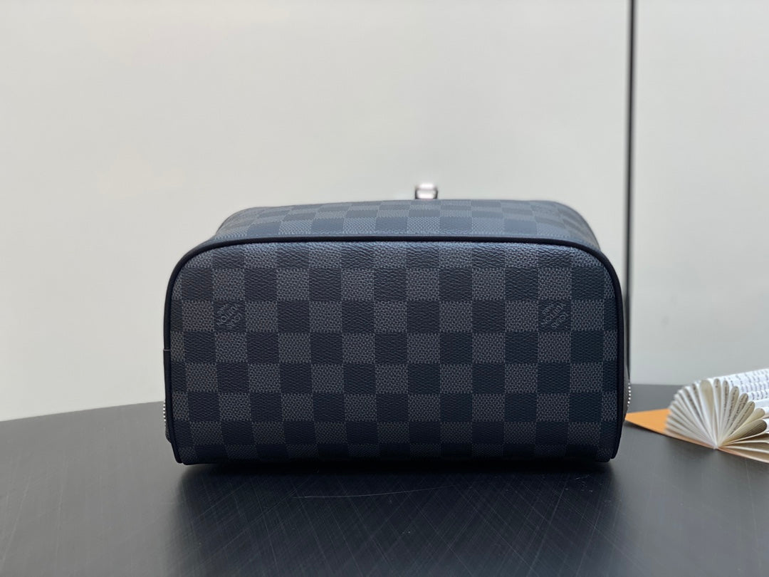 TOILETRY BAG 24 IN BLACK DAMIER GRAPHITE CANVAS